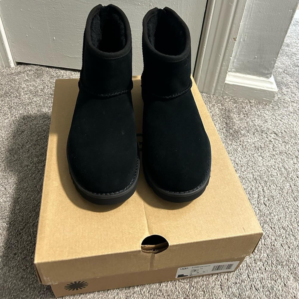 Women’s Classic Mini Logo Zip Uggs